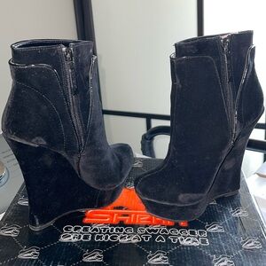 Sheikh Black Velvet Hi Platform Wedge Booties, size 5.5
